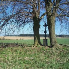 Kříž severně od Vintířova mezi stromy
