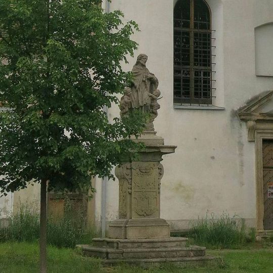 Socha svatého Jana Nepomuckého u kapucínského kláštera v Horšovském Týně