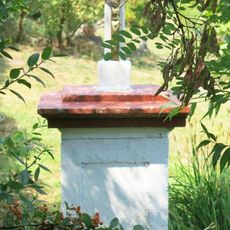 Kříž v zahradě domu 73 v Dolní Lukavici