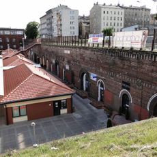 Relikty arsenału - mur oporowy z kazamatami