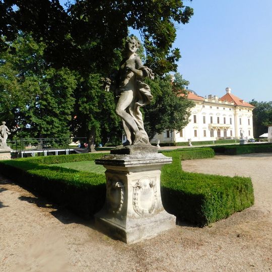 Socha Ceres v zámeckém parku ve Slavkově