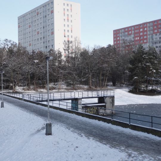 Hráz retenční nádrže Dolní na Lhoteckém potoce