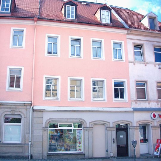 Wohnhaus in geschlossener Bebauung mit Ladenzone im Erdgeschoss Julius-Kühn-Platz 16