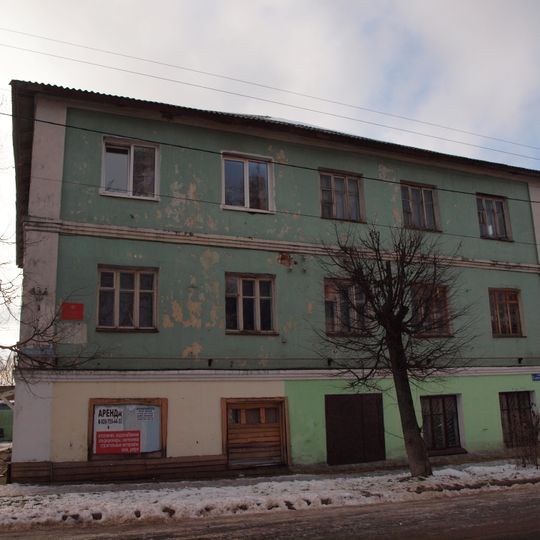 Жилой дом с торговым нижним этажем