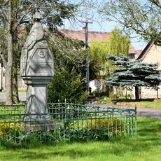 Pomník padlým v 1. světové válce na návsi v Zálužicích