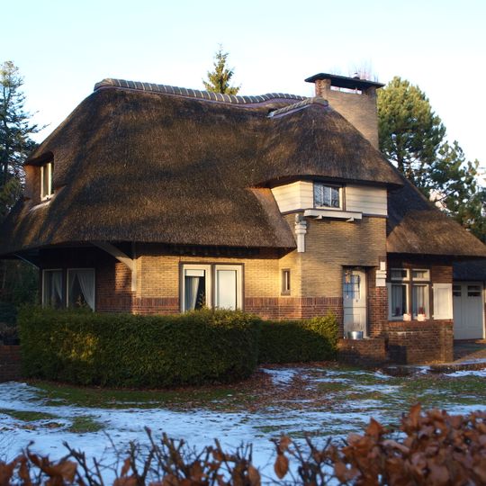Villa met aangebouwde garage in mengeling van regionale Amsterdamse School-variant en Gooise Landhuisstijl
