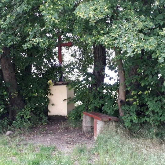 Kříž východně od Holedče