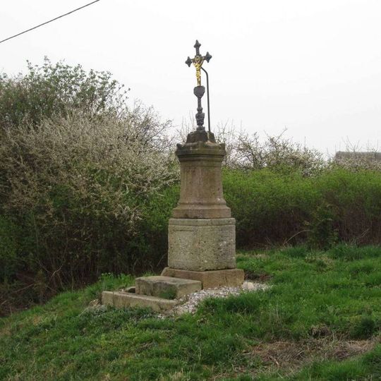 Kříž jižně od Všehrd