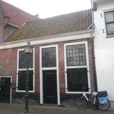 Pand met gevel met originele ramen en luiken