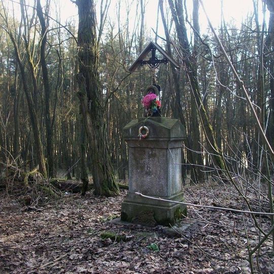 Kříž na vrchu Posvátnice jihozápadně od Ledců