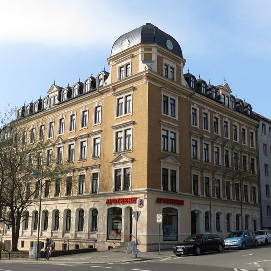 Mietshaus in geschlossener Bebauung in Ecklage, mit Vorgarten zur Barbarossastraße Gerhart-Hauptmann-Platz 1