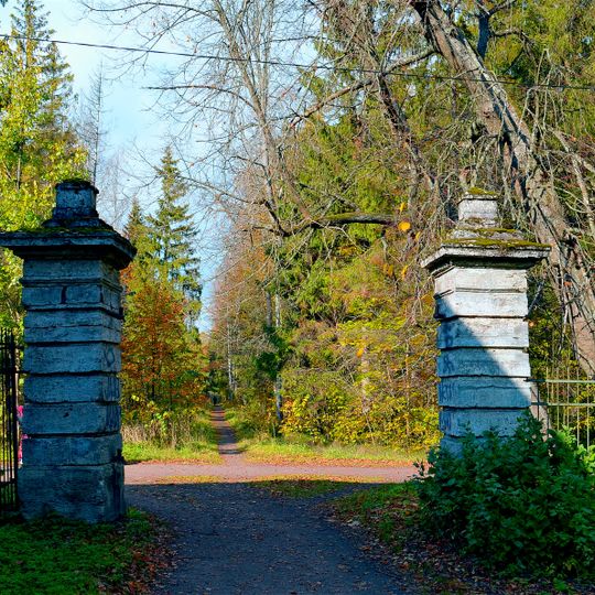 Каскадские ворота с оградой