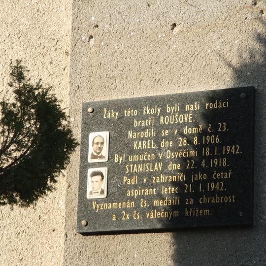 Pamětní deska bratrů Roušových v Holubí Zhoři