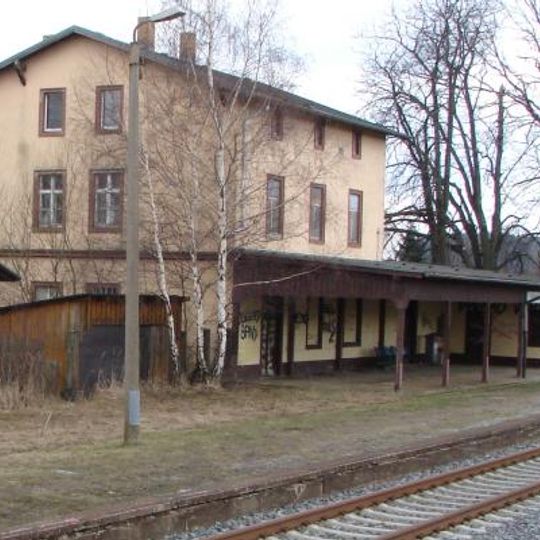 Empfangsgebäude des Bahnhofs und Nebengebäude mit Anbau Bahnhofstraße 7