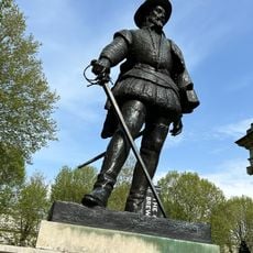 Statue of Walter Raleigh