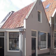 Pand met gepleisterde topgevel