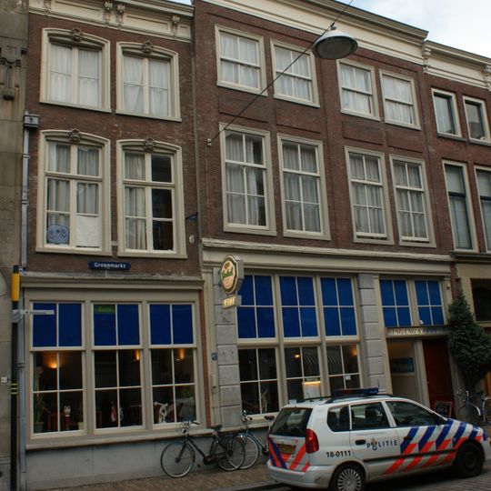 Dubbel woonhuis achter lijstgevel van vier vensterassen