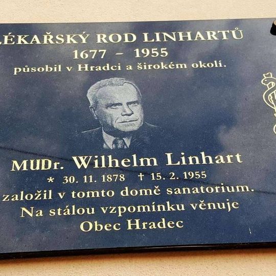 Pamětní deska rodu Linhartů v Hradci u Stoda