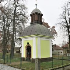 Kaple na návsi ve Strakách