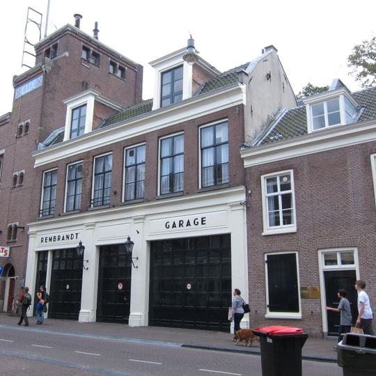 Voormalig koetshuis met bovenwoningen