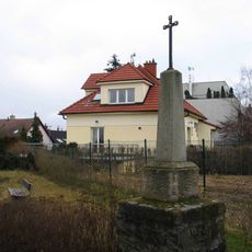 Pamětní kříž, ul. Járy Cimrmana v Roztokách u Prahy