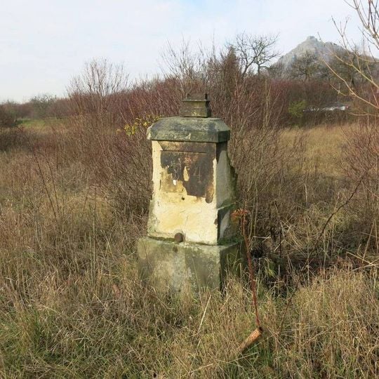 Podstavec s ulomeným křížem u silnice 15 v Třebenicích