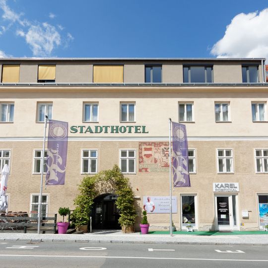 Stadthotel samt Stadtmauerabschnitt, ehem. Hotel Eder