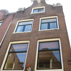 Pand met ingezwenkte halsgevel