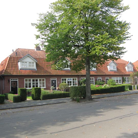 Rij van vijf woningen in Interbellumstijl