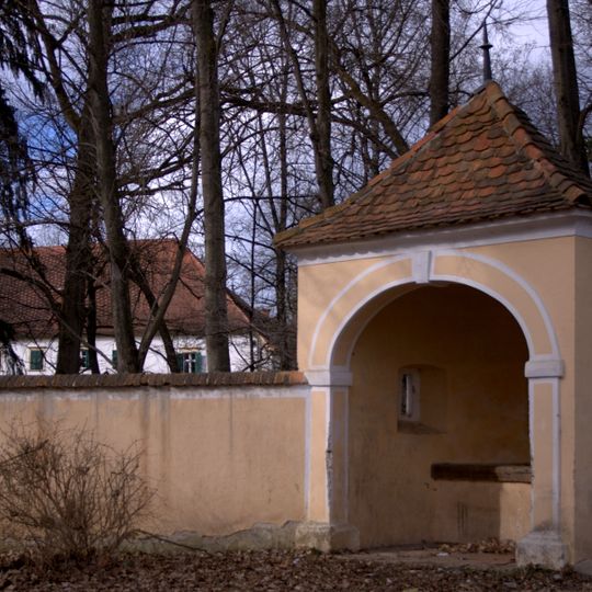 Kirchhof mit drei in die Mauer integrierten Kapellen