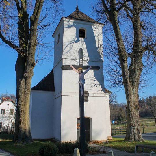 Dřevěný kříž před kaplí v Karlově u Paseky