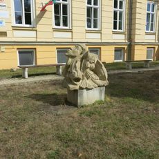 Kamenná plastika Svět ryb před gymnáziem v Kadani