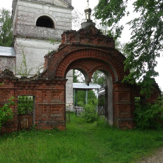 Ограда с двумя воротами