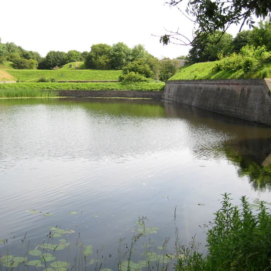 Courtine Nieuw Molen-Oud Molen. Met twee kanonkelders, ravelijn en bomvrij wachthuis