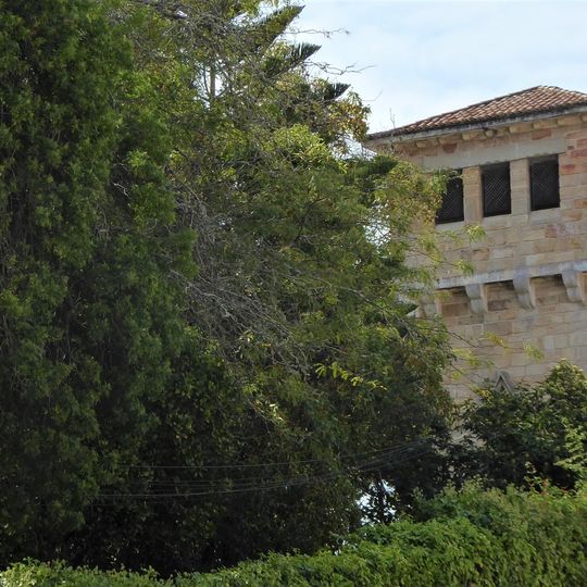 Edifício na Rua Engenheiro Álvaro Pedro de Sousa, também denominado «Casal de Monserrate» , incluindo o jardim