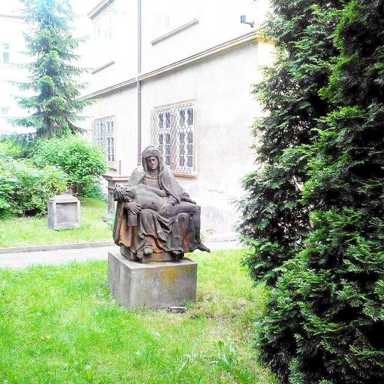 Socha před muzeem v Chomutově