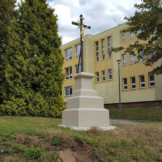 Pamětní kříž u mateřské školy ve Strašicích.