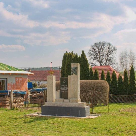 Pomník padlým v Nové Vsi u hlavní silnice