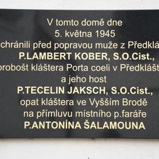 Pamětní deska na zdi proboštství v klášteře Porta coeli