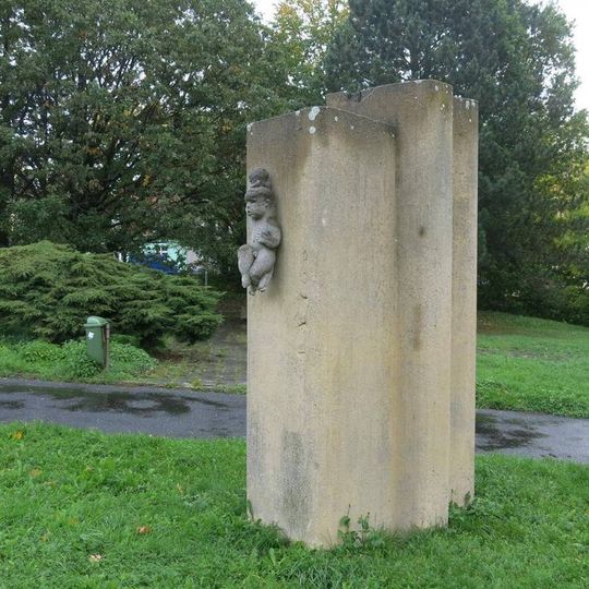 Betonová plastika s postavami dětí v ulici U Bílého Sloupu v Litvínově