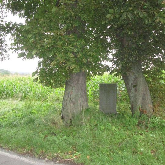 Kříž severně od Houstouně u silnice do Svržna