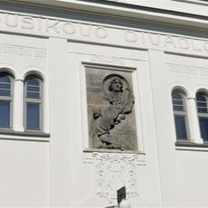 Pamětní deska Jana Ladislava Dusíka na budově Dusíkova divadla v Čáslavi