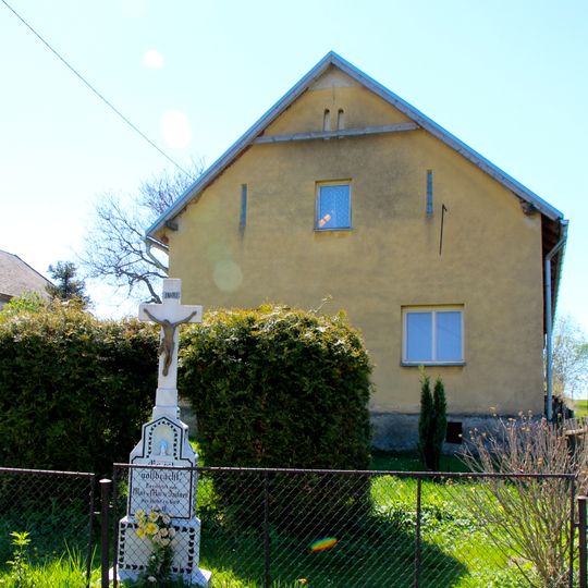 Kříž v Rusíně střed obce