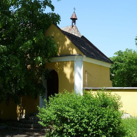 Kaple vpravo před kostelem v Budislavi