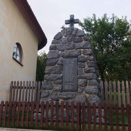 Pomník padlým Nemile vedle kaple