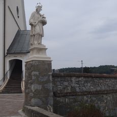 Ehem. Friedhof mit Stiegenanlage, Ummauerung und integr. Figurenbildstock hl. Johannes Nepomuk