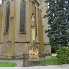 Sloup se sochou Panny Marie v Rapotíně u kostela