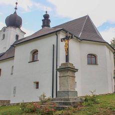 Kříž ve Vernířovicích u kostela