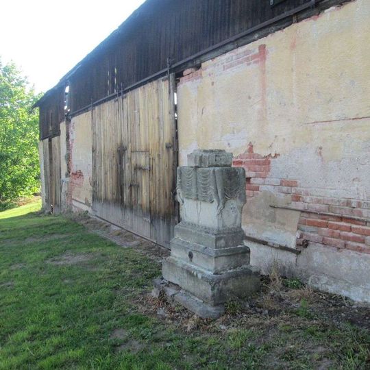 Kříž ve Zhořci u silnice na Vlkošov