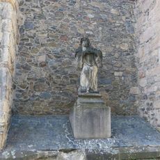 Socha světce mezi vnějšími pilíři kostela Narození Panny Marie v Klatovech